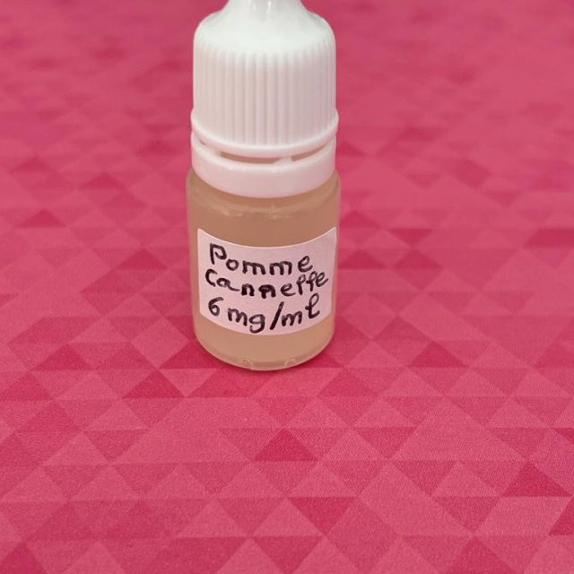 E-liquide saveur pomme cannelle recto (étiquette indiquant le goût : pomme cannelle et le dosage en nicotine : 6mg/ml).