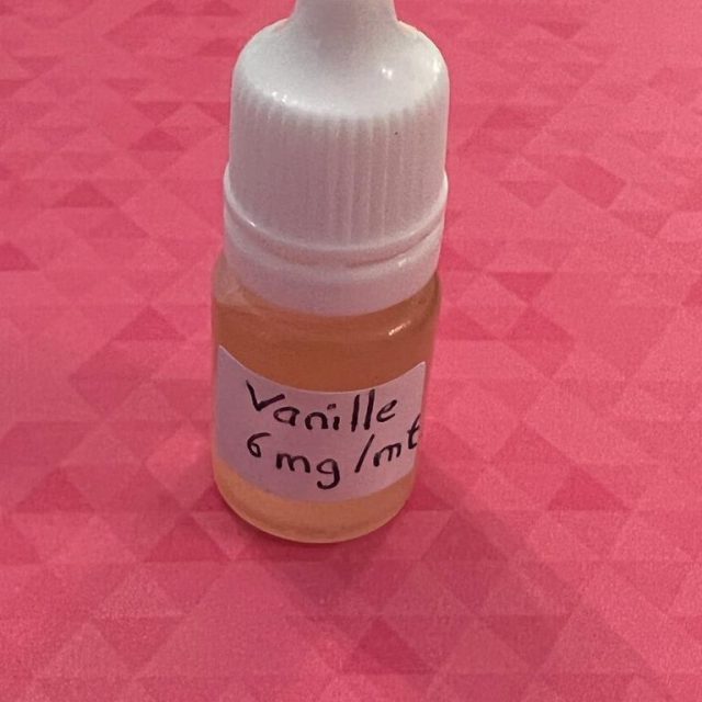 E-liquide saveur vanille recto (étiquette indiquant le goût : vanille et le dosage en nicotine : 6mg/ml).